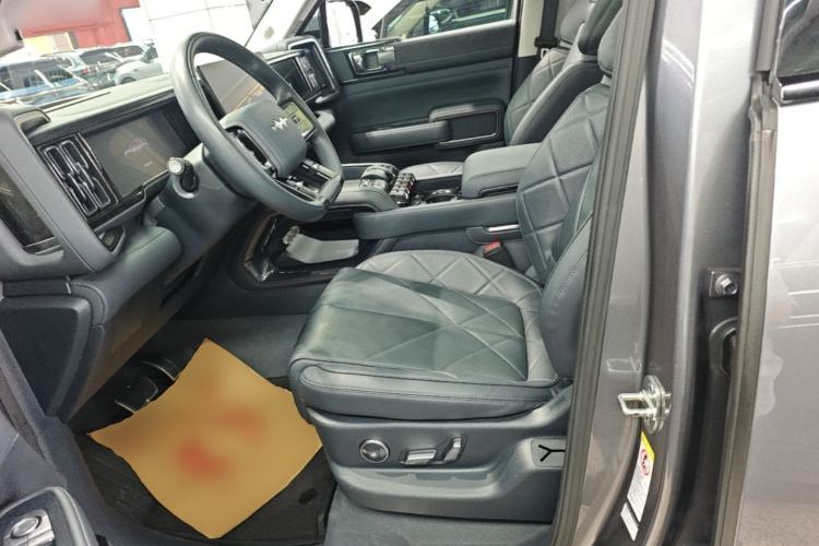 Used Formula Leopard 5 2023 Navigator Edition Left Front Seat