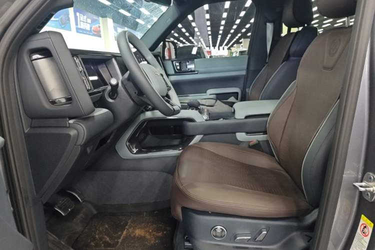 Used Formula Leopard 5 2023 Explore Edition Left Front Seat