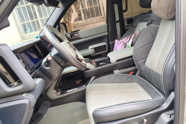 Used Formula Leopard 5 2023 Navigator Edition Left Front Seat