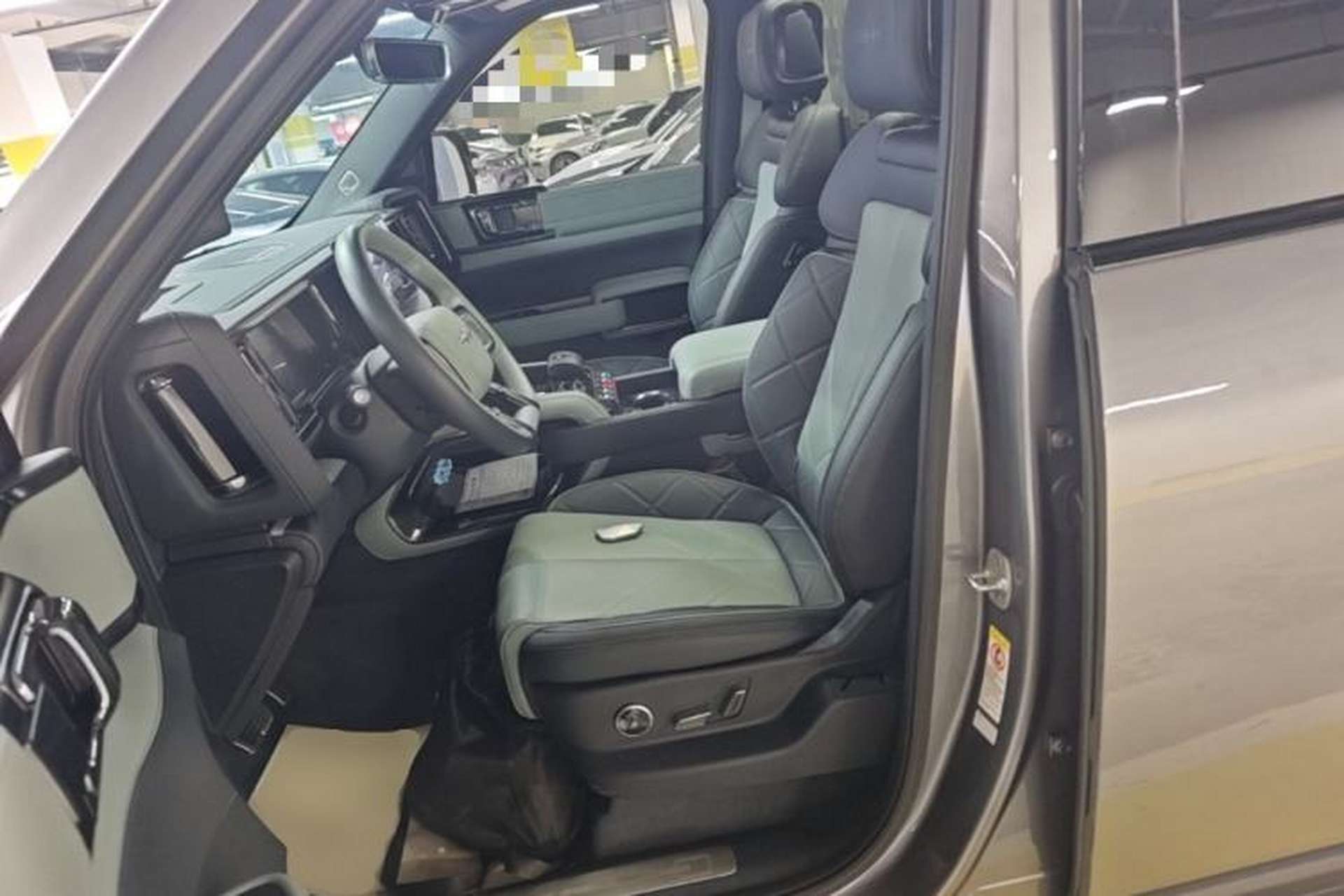 Used Formula Leopard 5 2023 Navigator Edition Left Front Seat