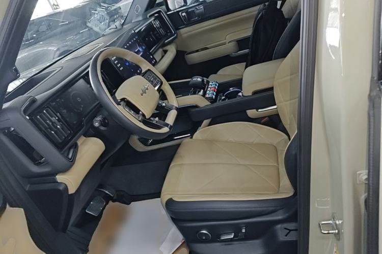 Used Formula Leopard 5 2023 Navigator Edition Left Front Seat