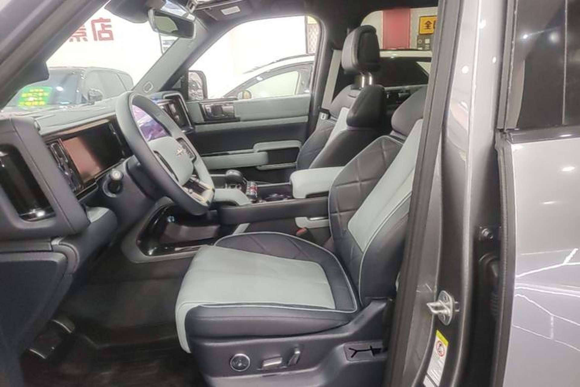 Used Formula Leopard 5 2023 Navigator Edition Left Front Seat