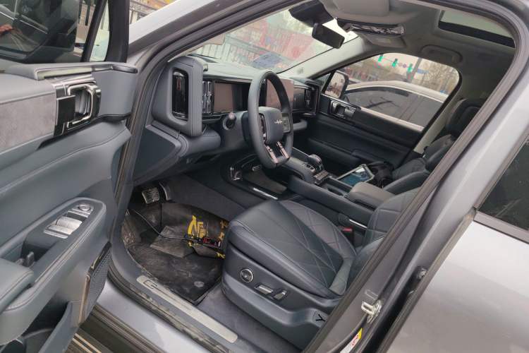 Used Formula Leopard 5 2023 Navigator Edition Left Front Seat