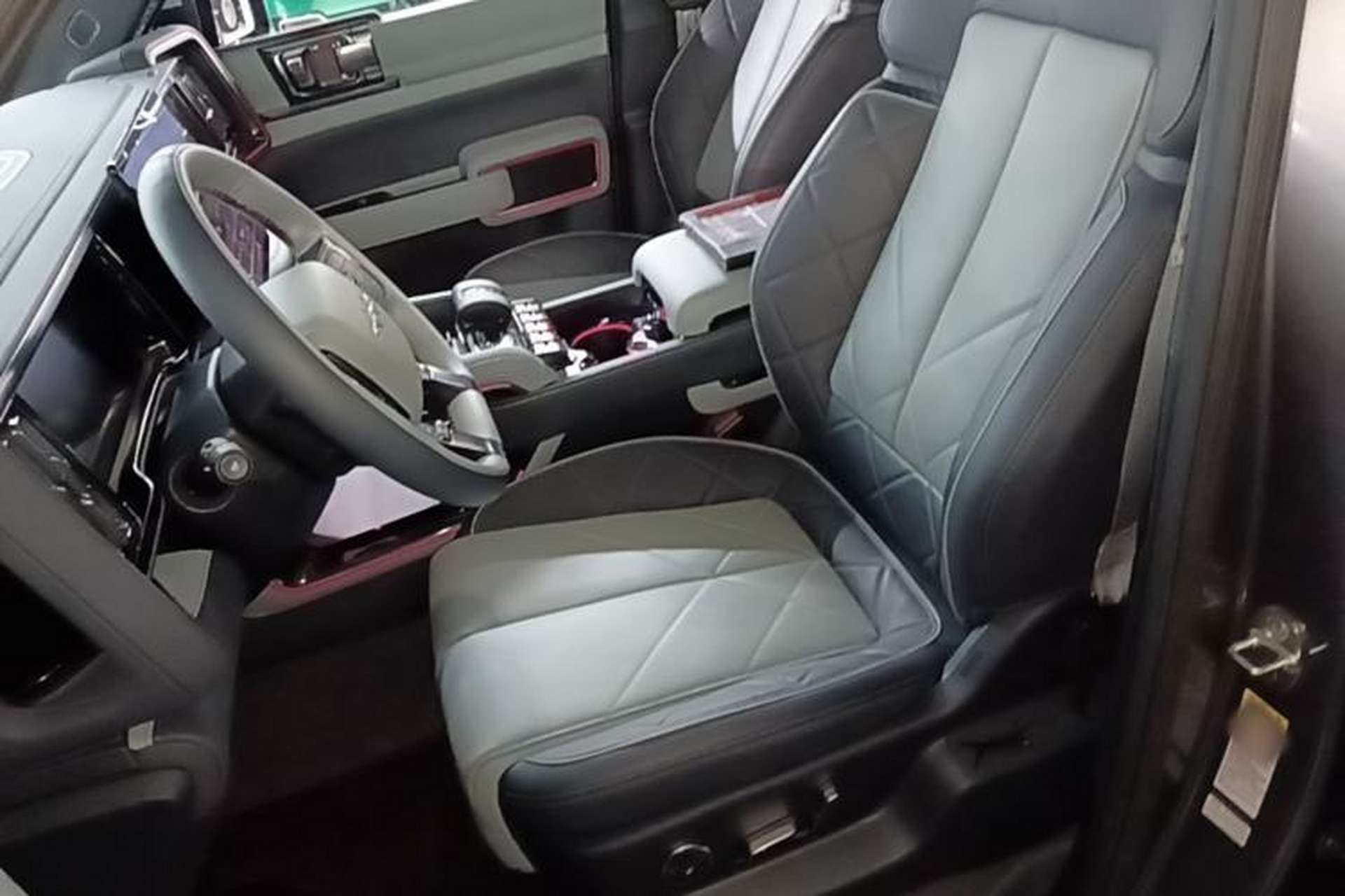 Used Formula Leopard 5 2023 Navigator Edition Left Front Seat
