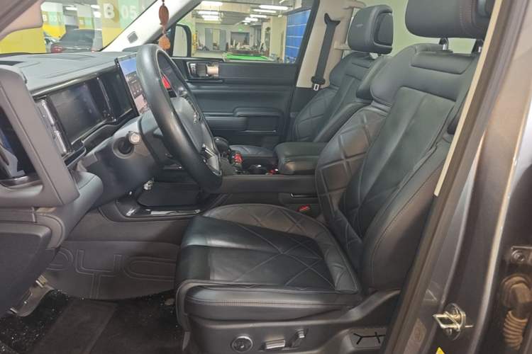 Used Formula Leopard 5 2023 Navigator Edition Left Front Seat