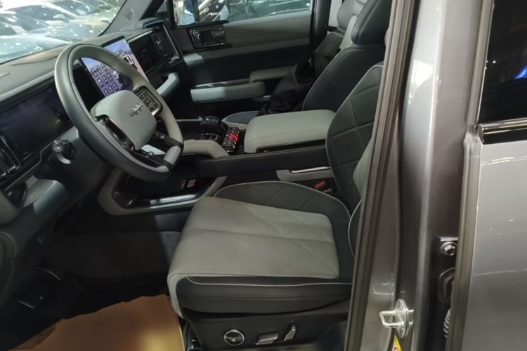 Used Formula Leopard 5 2023 Navigator Edition Left Front Seat
