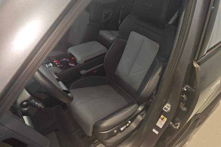 Used Formula Leopard 5 2023 Navigator Edition Left Front Seat