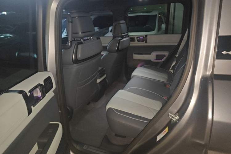 Used Formula Leopard 5 2023 Navigator Edition Left Rear Seat
