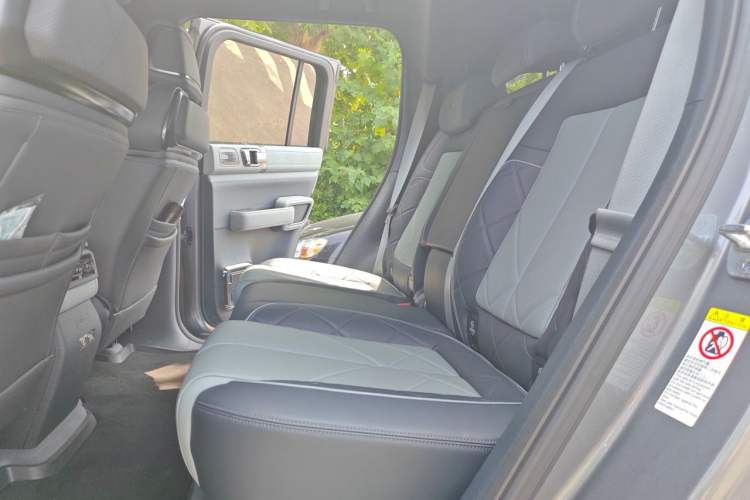 Used Formula Leopard 5 2023 Navigator Edition Left Rear Seat