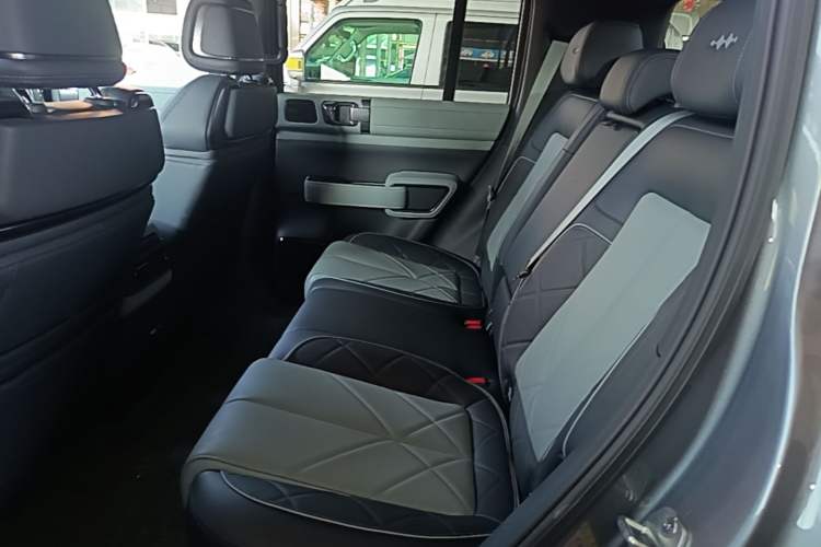 Used Formula Leopard 5 2023 Navigator Edition Left Rear Seat