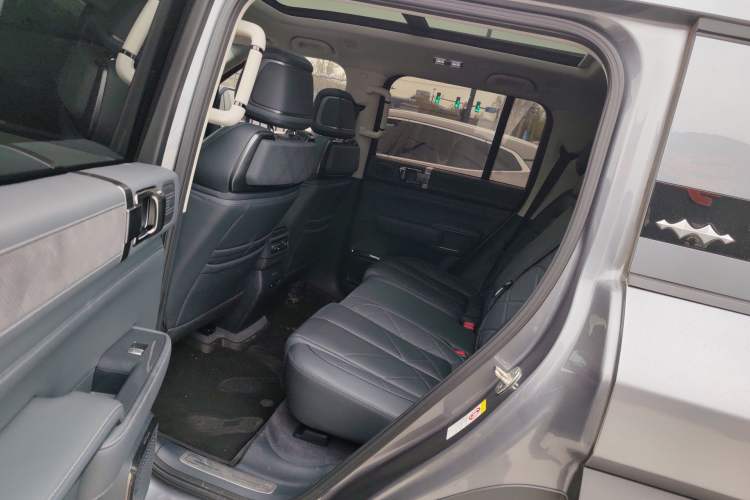 Used Formula Leopard 5 2023 Navigator Edition Left Rear Seat