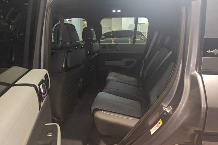 Used Formula Leopard 5 2023 Navigator Edition Left Rear Seat