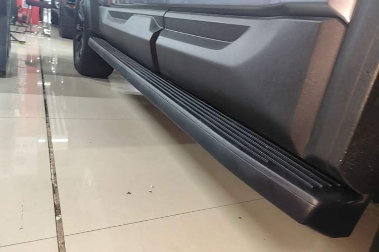 Used Formula Leopard 5 2023 Explore Edition Left Side Sill