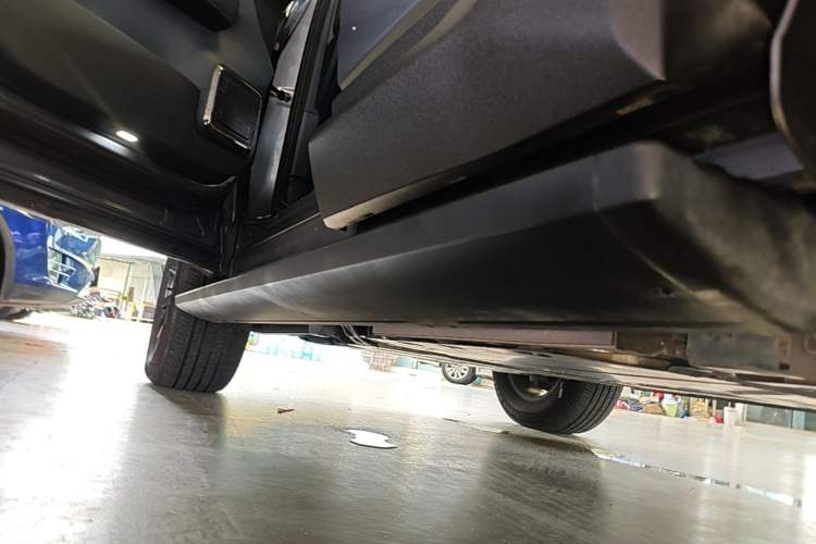 Used Formula Leopard 5 2023 Navigator Edition Left Side Sill