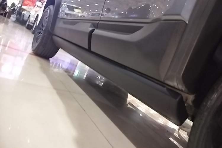 Used Formula Leopard 5 2023 Explore Edition Left Side Sill