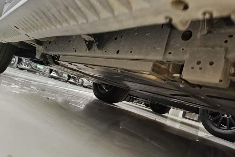 Used Formula Leopard 5 2023 Navigator Edition Left Side Sill