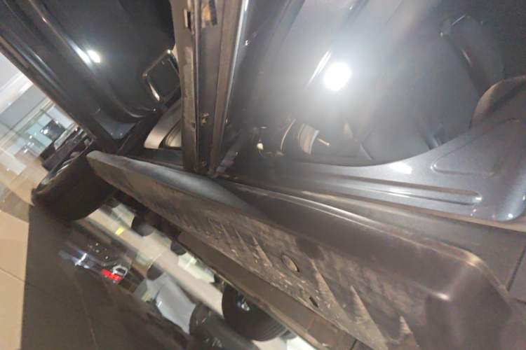 Used Formula Leopard 5 2023 Navigator Edition Left Side Sill