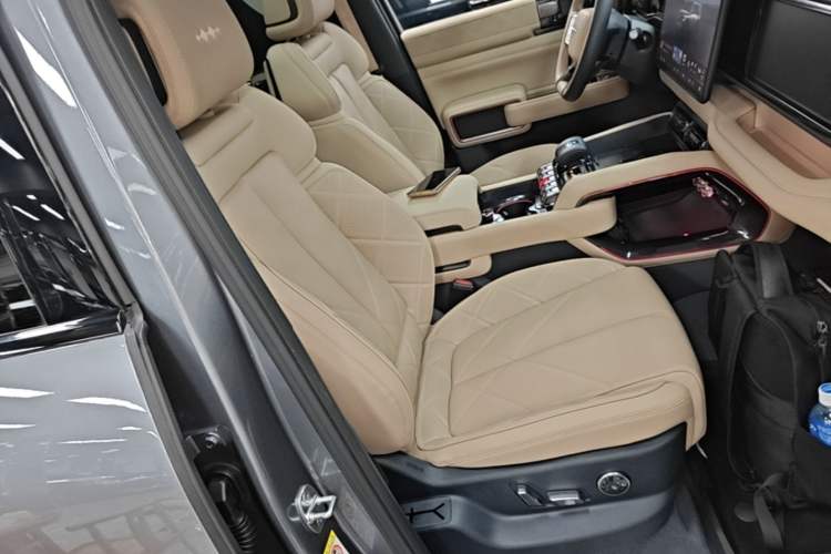Used Formula Leopard 5 2023 Navigator Edition Right Front Seat
