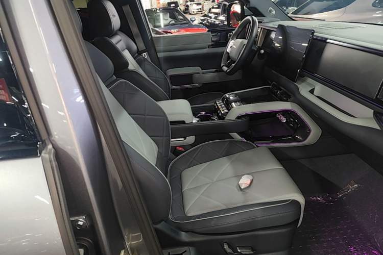 Used Formula Leopard 5 2023 Explore Edition Right Front Seat