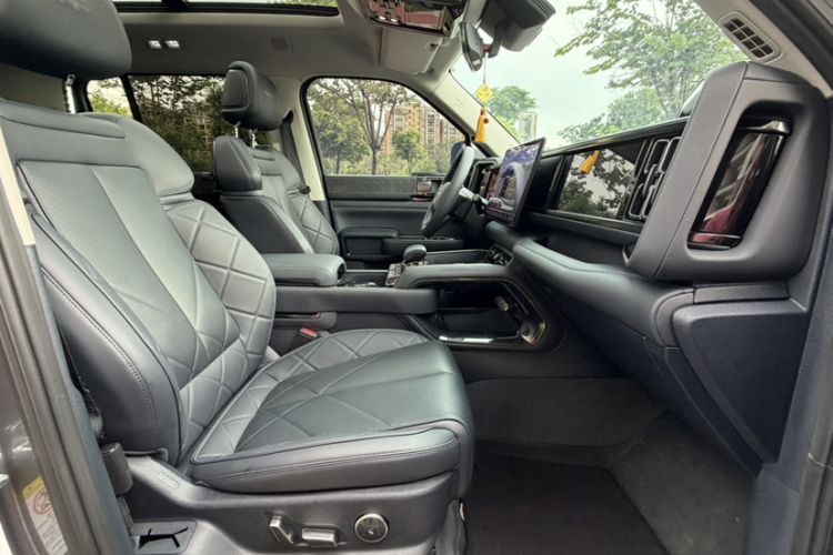 Used Formula Leopard 5 2023 Navigator Edition Right Front Seat