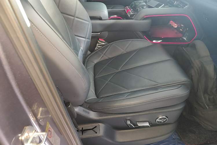 Used Formula Leopard 5 2023 Navigator Edition Right Front Seat