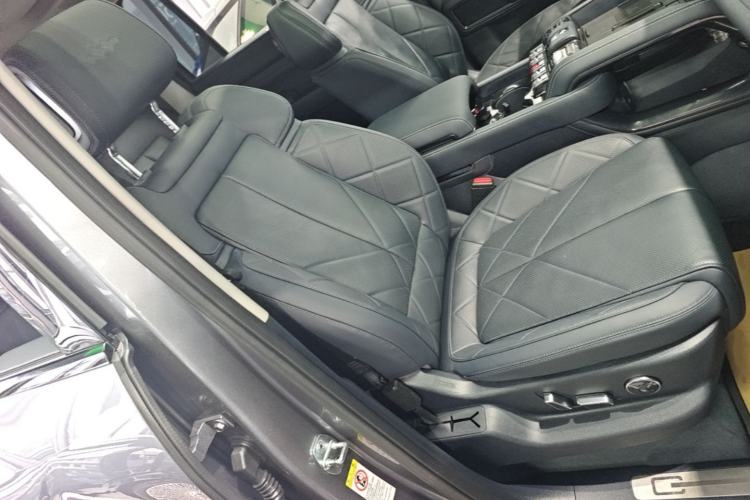 Used Formula Leopard 5 2023 Navigator Edition Right Front Seat