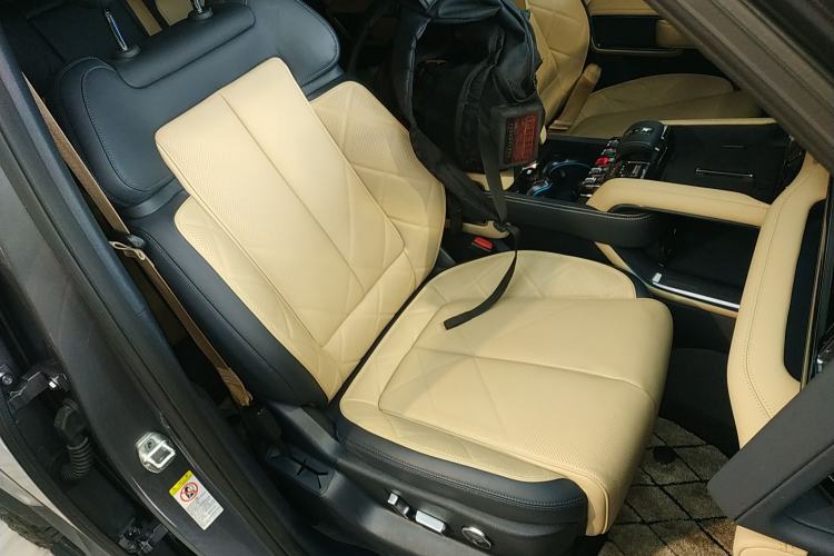 Used Formula Leopard 5 2023 Navigator Edition Right Front Seat