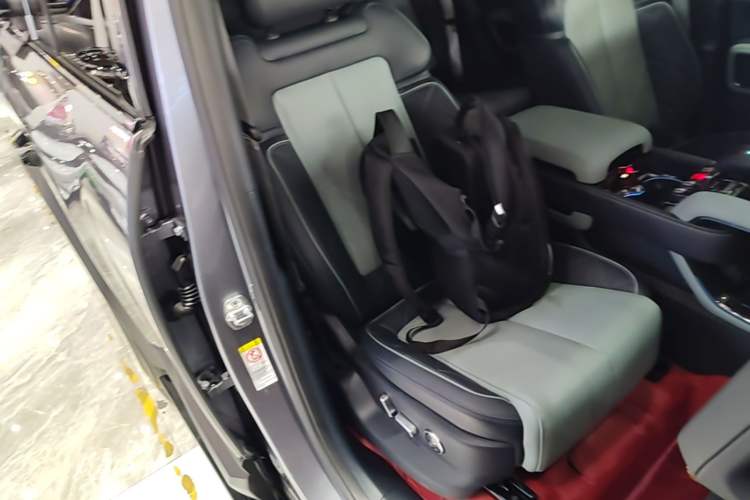 Used Formula Leopard 5 2023 Navigator Edition Right Front Seat