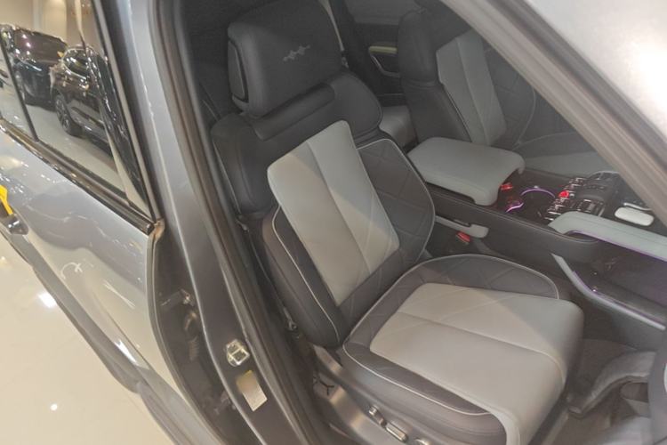 Used Formula Leopard 5 2023 Navigator Edition Right Front Seat