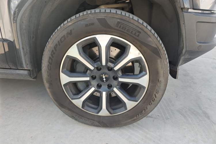 Used Formula Leopard 5 2023 Navigator Edition Right Front Wheel Hub