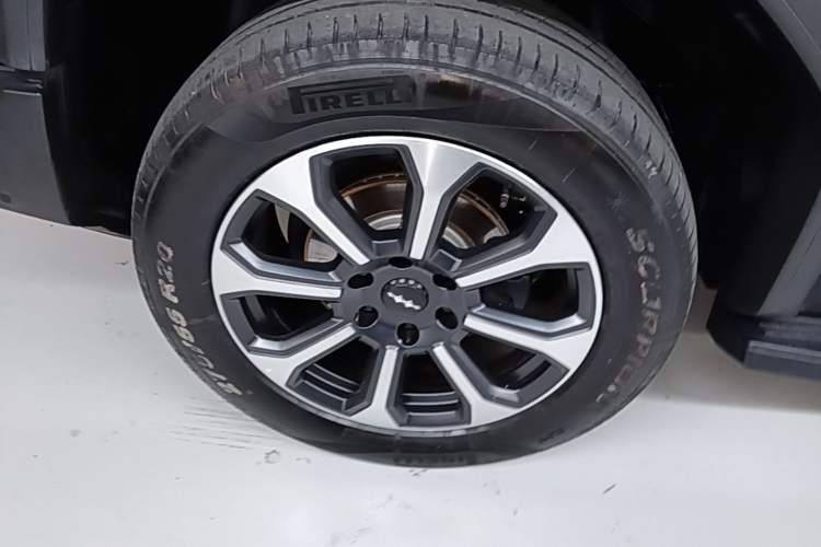 Used Formula Leopard 5 2023 Navigator Edition Right Rear Wheel Hub
