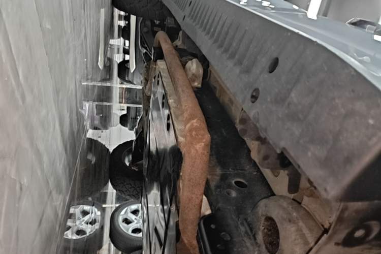 Used Formula Leopard 5 2023 Navigator Edition Right Side Sill