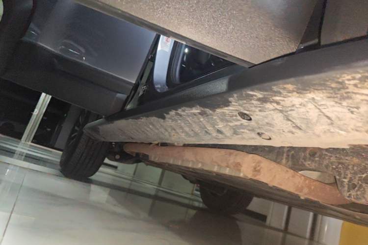 Used Formula Leopard 5 2023 Navigator Edition Right Side Sill