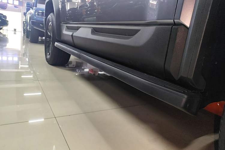 Used Formula Leopard 5 2023 Explore Edition Right Side Sill
