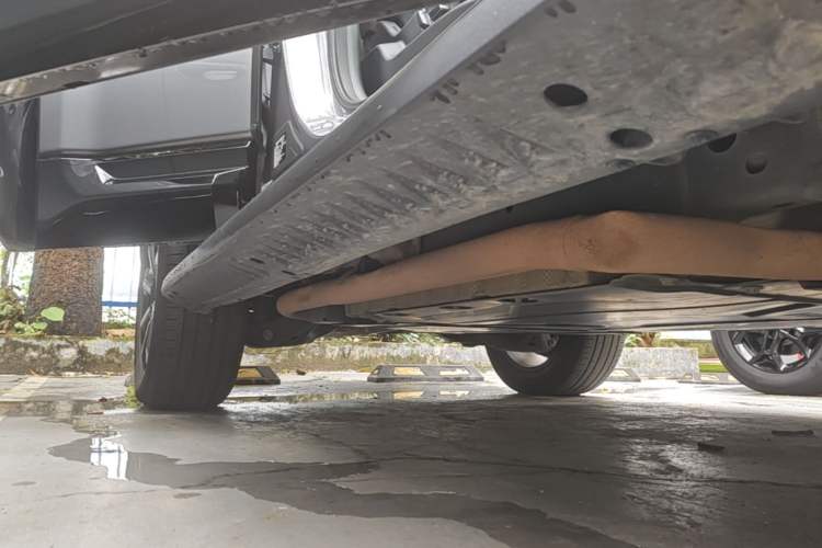 Used Formula Leopard 5 2023 Navigator Edition Right Side Sill