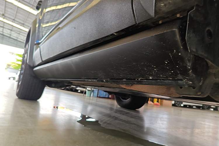 Used Formula Leopard 5 2023 Navigator Edition Right Side Sill