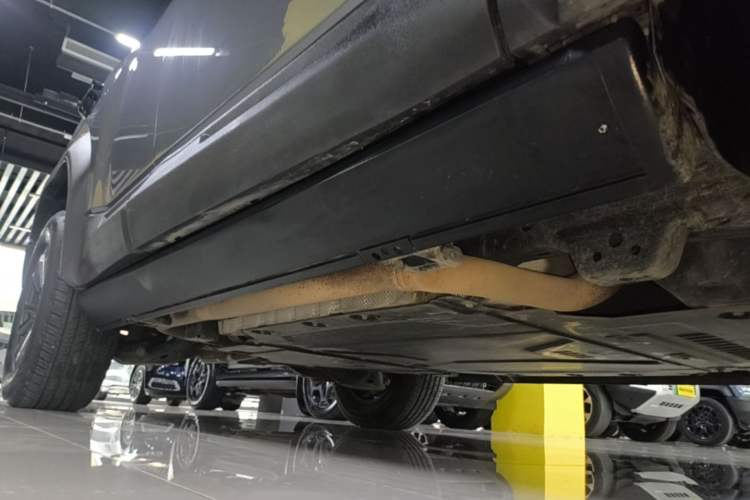 Used Formula Leopard 5 2023 Navigator Edition Right Side Sill
