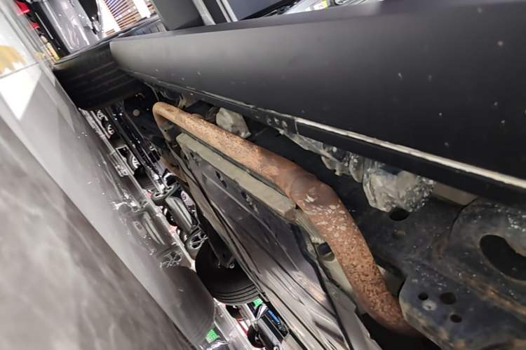 Used Formula Leopard 5 2023 Navigator Edition Right Side Sill
