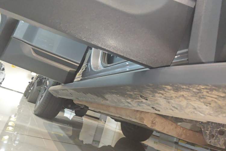 Used Formula Leopard 5 2023 Navigator Edition Right Side Sill