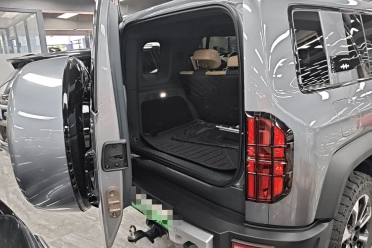 Used Formula Leopard 5 2023 Navigator Edition Trunk