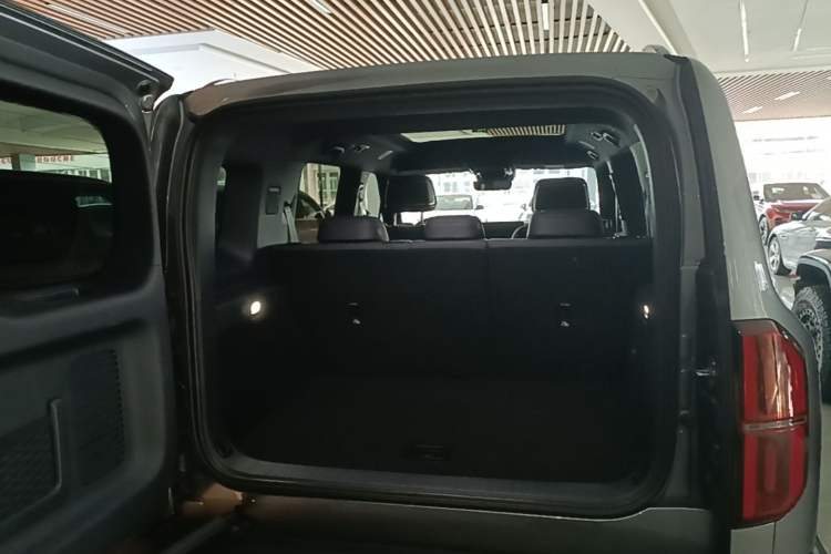 Used Formula Leopard 5 2023 Navigator Edition Trunk
