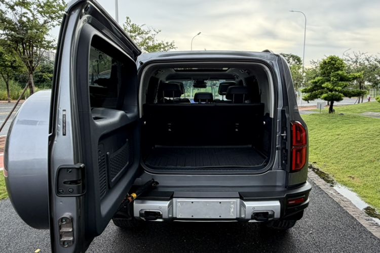 Used Formula Leopard 5 2023 Navigator Edition Trunk