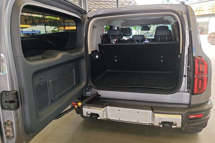 Used Formula Leopard 5 2023 Navigator Edition Trunk