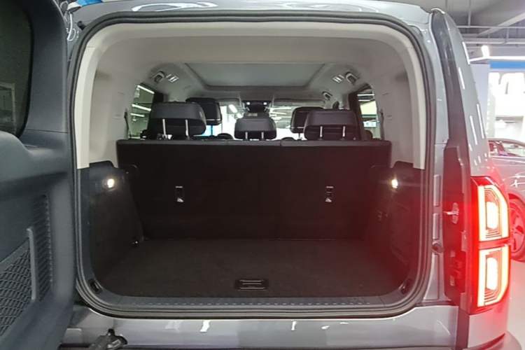 Used Formula Leopard 5 2023 Navigator Edition Trunk