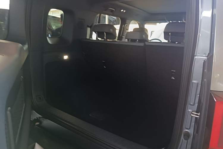 Used Formula Leopard 5 2023 Navigator Edition Trunk