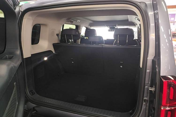 Used Formula Leopard 5 2023 Navigator Edition Trunk