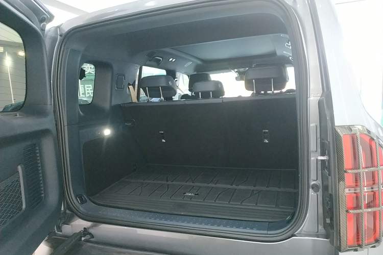 Used Formula Leopard 5 2023 Navigator Edition Trunk