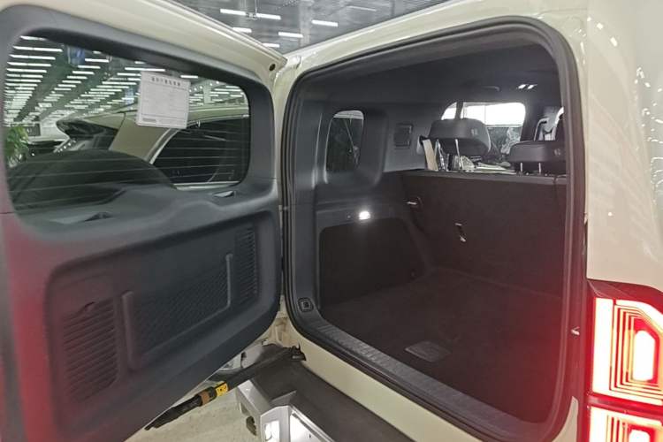 Used Formula Leopard 5 2023 Navigator Edition Trunk