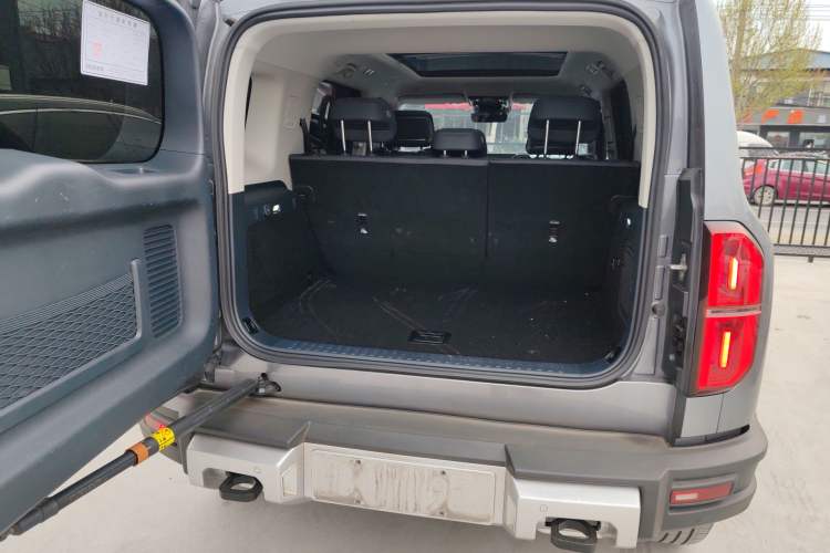 Used Formula Leopard 5 2023 Navigator Edition Trunk