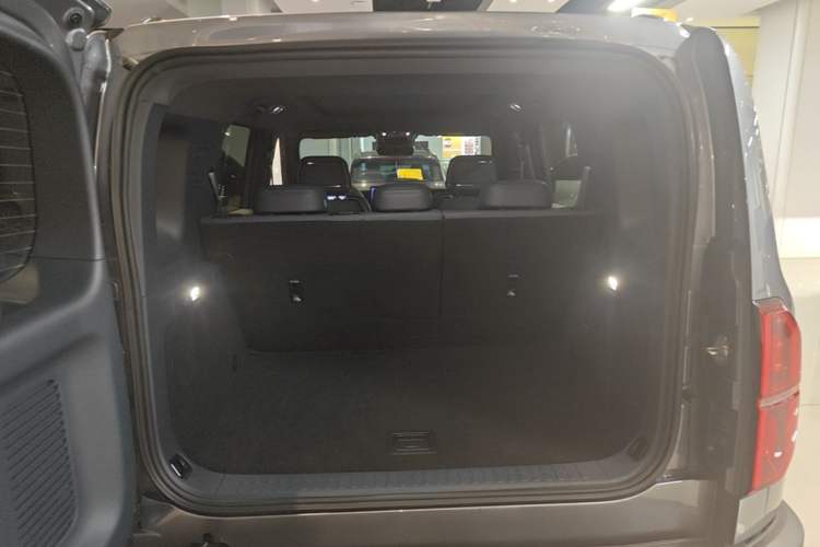 Used Formula Leopard 5 2023 Navigator Edition Trunk
